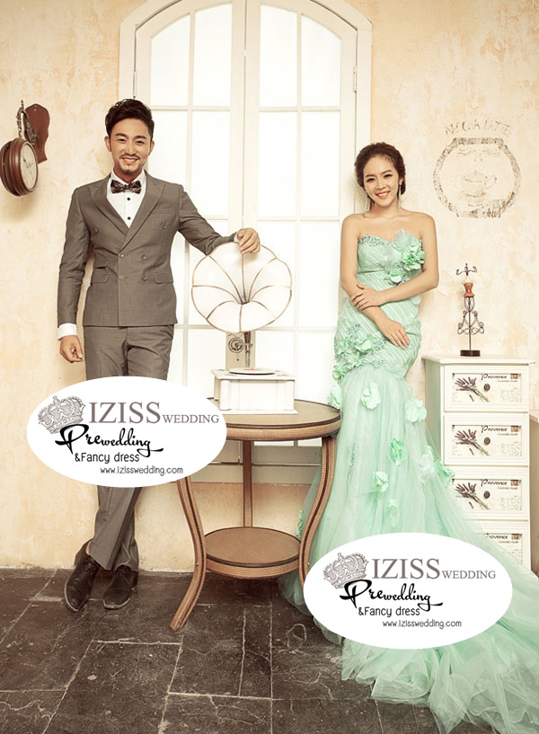 PW161 - **พร้อมส่งเฉพาะชุดผญ.** ชุดคู่ถ่ายพรีเวดดิ้ง (prewedding dress) ชุดคู่รัก & ชุดแต่งงานแฟนซี (Fancy wedding dress)ชายหญิง "ธีมสีเขียวมินต์-น้ำตาลค่ะ""