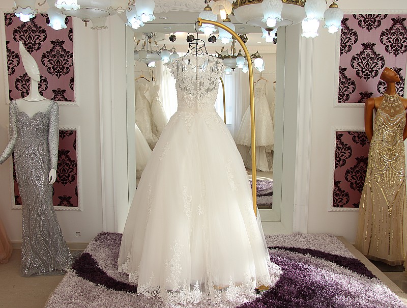 BRL011 **พรีออเดอร์**ชุดแต่งงานหรูหราประดับดอกไม้ผสมเพชรและคริสตัล สวยงามดุจเจ้าหญิง