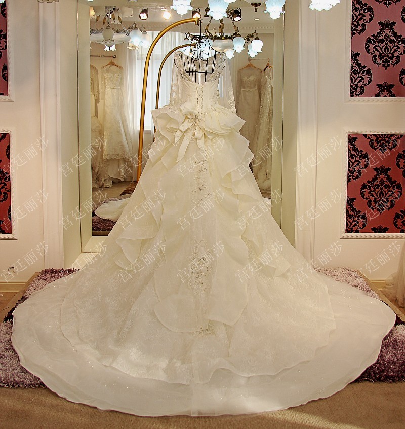 BRL019 **พรีออเดอร์**ชุดแต่งงานหรูหราประดับดอกไม้ผสมเพชรและคริสตัล สวยงามดุจเจ้าหญิง