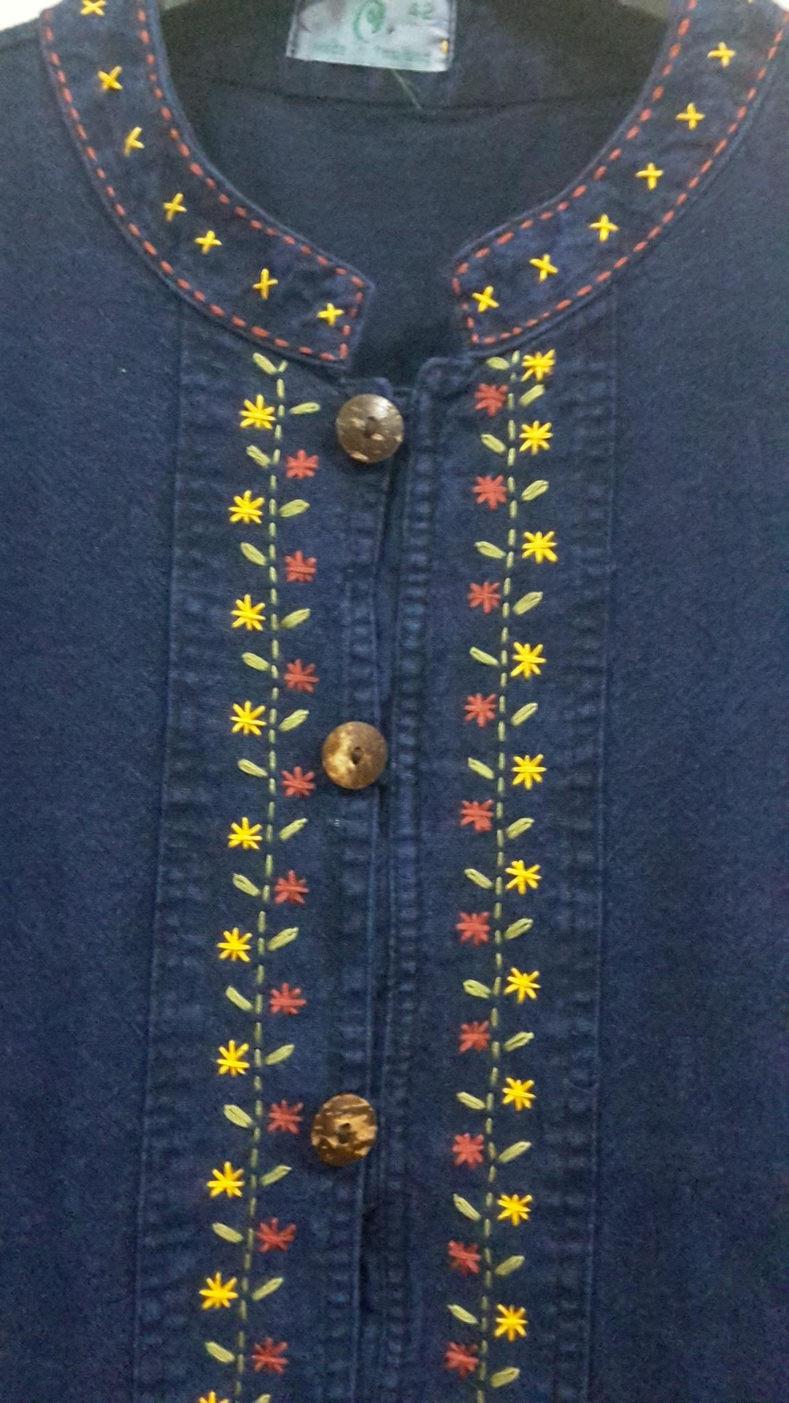 เสื้อชายผ้าฝ้าย เสื้อชายผ้าไทย เสื้อผ้าฝ้ายภูไท เสื้อผ้าฝ้ายสีกรมท่าแต่งผ้า ปักดอกด้นมือ