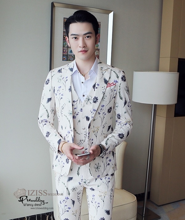 ST120- **พรีออเดอร์**สูทแฟนซีผู้ชายสีขาวลายดอกเยอบีร่า แขนยาว พร้อมกางเกง ชุดสูทเจ้าบ่าว สูทแฟนซี ถ่ายพรีเวดดิ้ง & ชุดแต่งงานแฟนซี (Fancy wedding dress) สูทผู้ชายสีขาวดอกเยอบีร่า