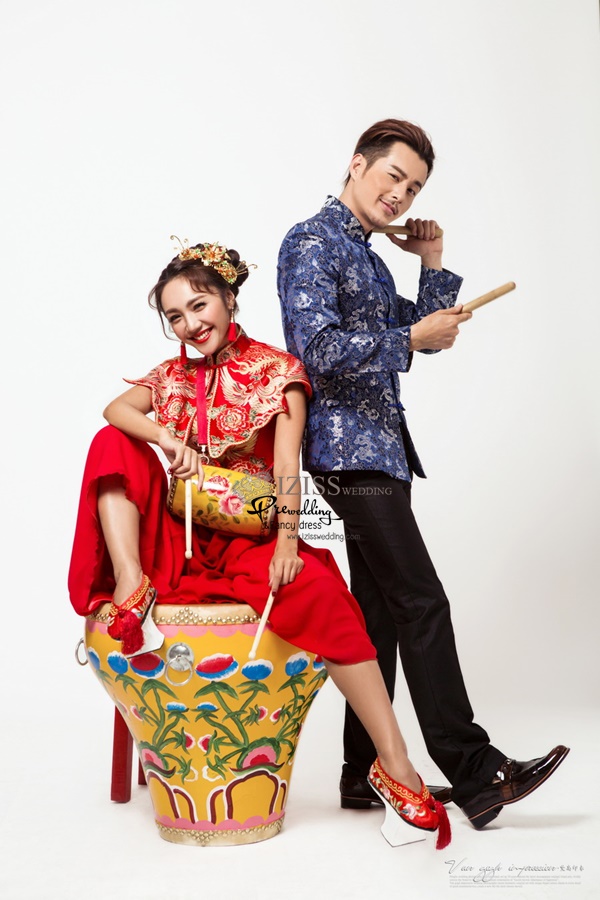 PW589 - **พร้อมส่งเฉพาะชุดผู้ชายสีน้ำเงินค่ะ** ชุดกี่เพ้าสีแดง เสื้อผู้ชายคอจีนสีน้ำเงิน ชุดคู่ถ่ายพรีเวดดิ้ง (prewedding dress) & ชุดแต่งงานแฟนซี (Fancy wedding dress)ชายหญิง "ธีมสีแดง น้ำเงิน"