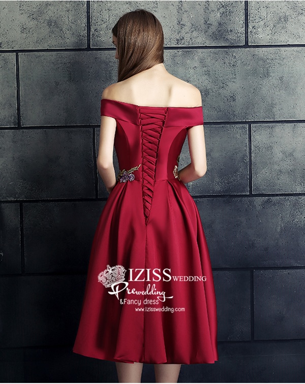 PW541 - **พรีออเดอร์ค่ะ พรีออเดอร์มี 5 สีทั้งสั้น+ยาวค่ะ สีแดง แดงไวน์ เขียว น้ำเงินและม่วงค่ะ** ชุดกี่เพ้าสั้นสีแดง ชุดยกน้ำชา ชุดคู่ถ่ายพรีเวดดิ้ง (prewedding dress) & ชุดแต่งงานแฟนซี (Fancy wedding dress)ชายหญิง "ธีมสีแดง"