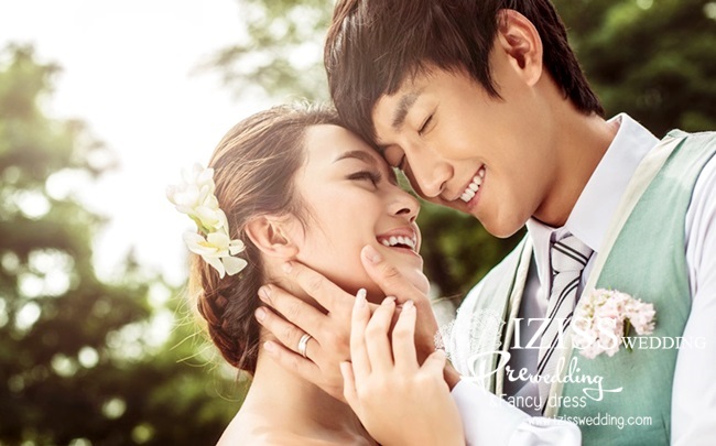 PW021 - **พรีออเดอร์ค่ะ** ชุดคู่ถ่ายพรีเวดดิ้ง (prewedding dress) & ชุดแต่งงานแฟนซี (Fancy wedding dress)ชายหญิง "ธีมสีขาว-เขียว"