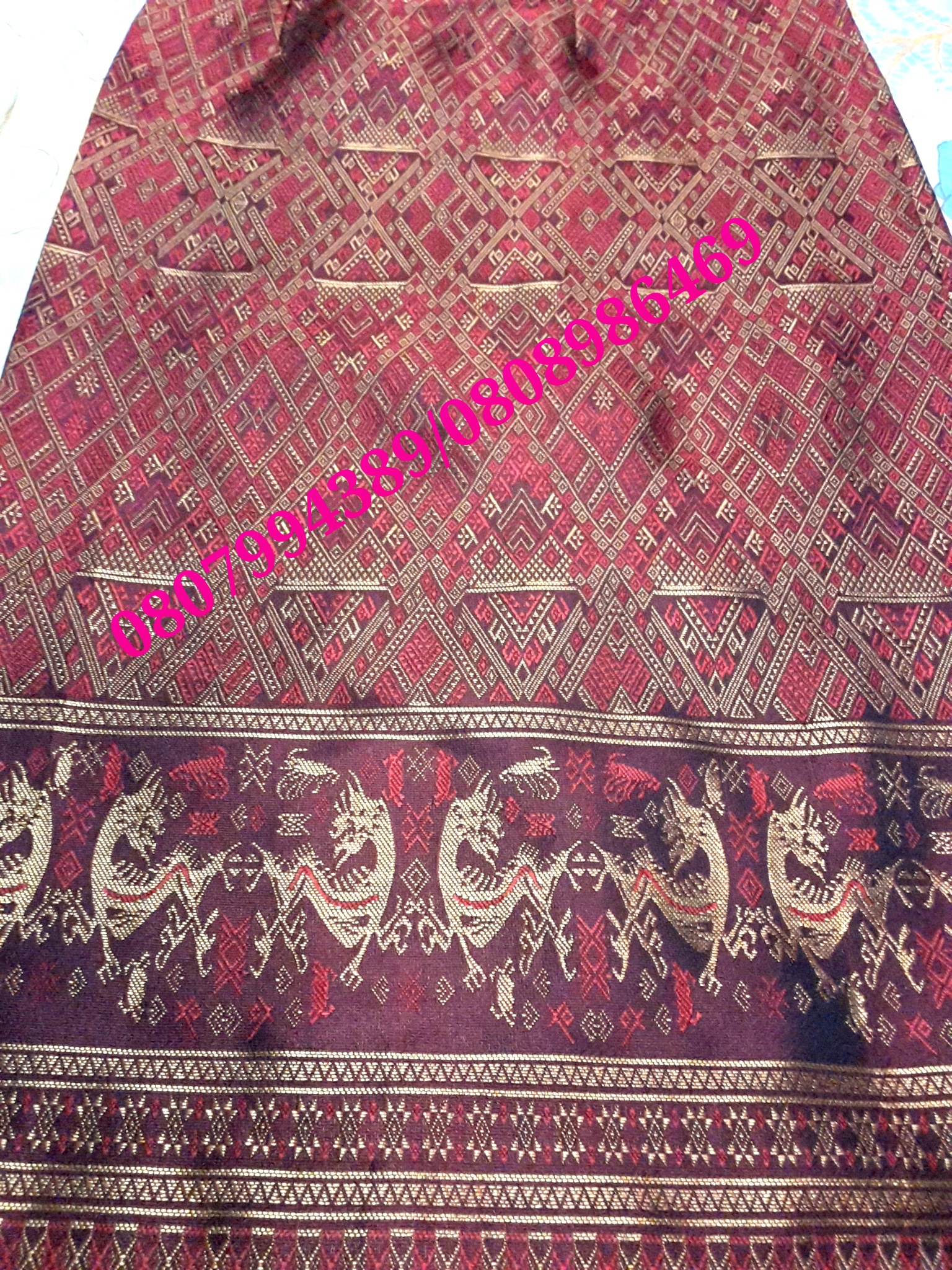 ผ้าซิ่นสำเร็จรูปผ้าซิ่นลาวแบบป้ายเลื่อนตะขอ ผ้าถุงสำเร็จรูป ผ้าซิ่นตีนจกไหมลาวสีแดงเลือดนกเมทอลลิค