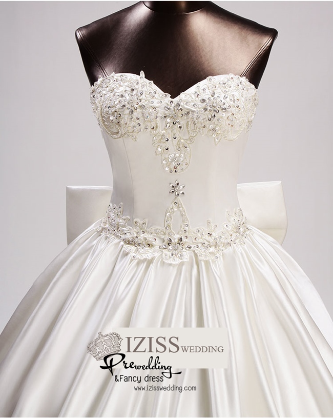 BRL057 **พรีออเดอร์**ชุดแต่งงานสีขาวหรูหราประดับดอกไม้ผสมเพชรและคริสตัล สวยงามดุจเจ้าหญิง