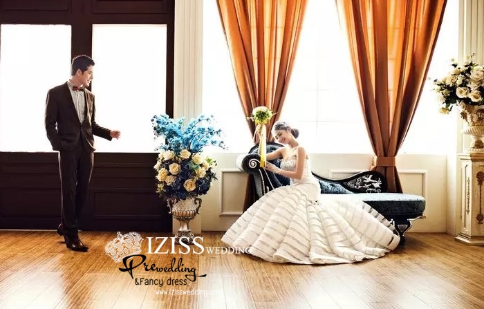PW326 - **พรีออเดอร์ค่ะ** ชุดคู่ถ่ายพรีเวดดิ้ง (prewedding dress) & ชุดแต่งงานแฟนซี (Fancy wedding dress)ชายหญิง "ธีมชุดเจ้าสาวสีขาว-น้ำตาลเข้ม"
