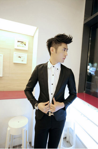 เสื้อสูทแฟชั่น พร้อมส่ง เสื้อสูท สีดำแขนยาว คอปก ผ่าหลัง แขนแต่งกระดุมด้านหลัง กระดุมหน้า 1 เม็ด ใส่เท่ห์ก็ได้ ใส่ทำงานก็ได้