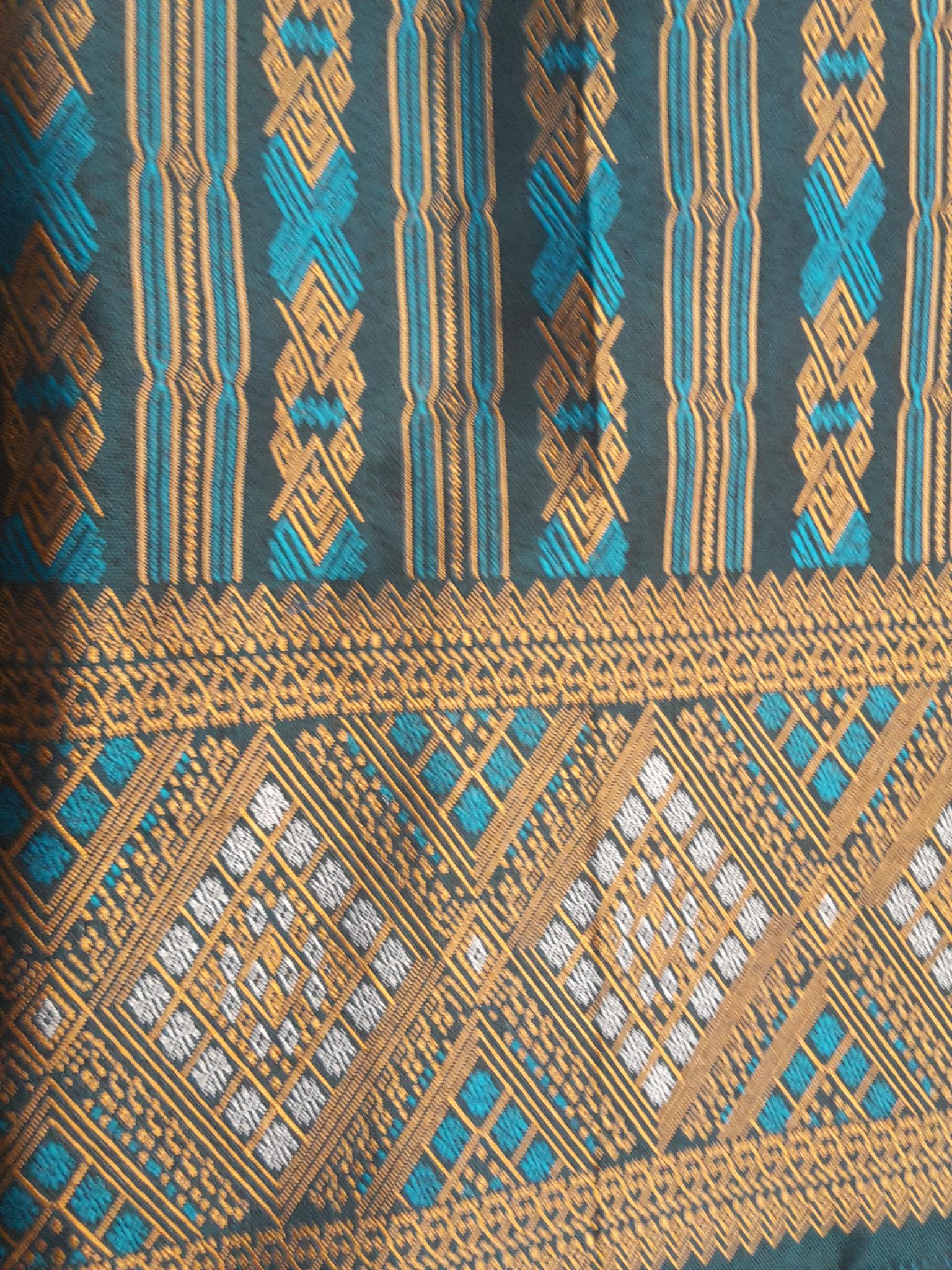 ผ้าถุงไหมลาวสำเร็จรูป ผ้าซิ่นสำเร็จรูปผ้าซิ่นตีนจกไหมลาว แบบป้ายเลื่อนตะขอ สีฟ้าอมเขียวเมทอลลิค