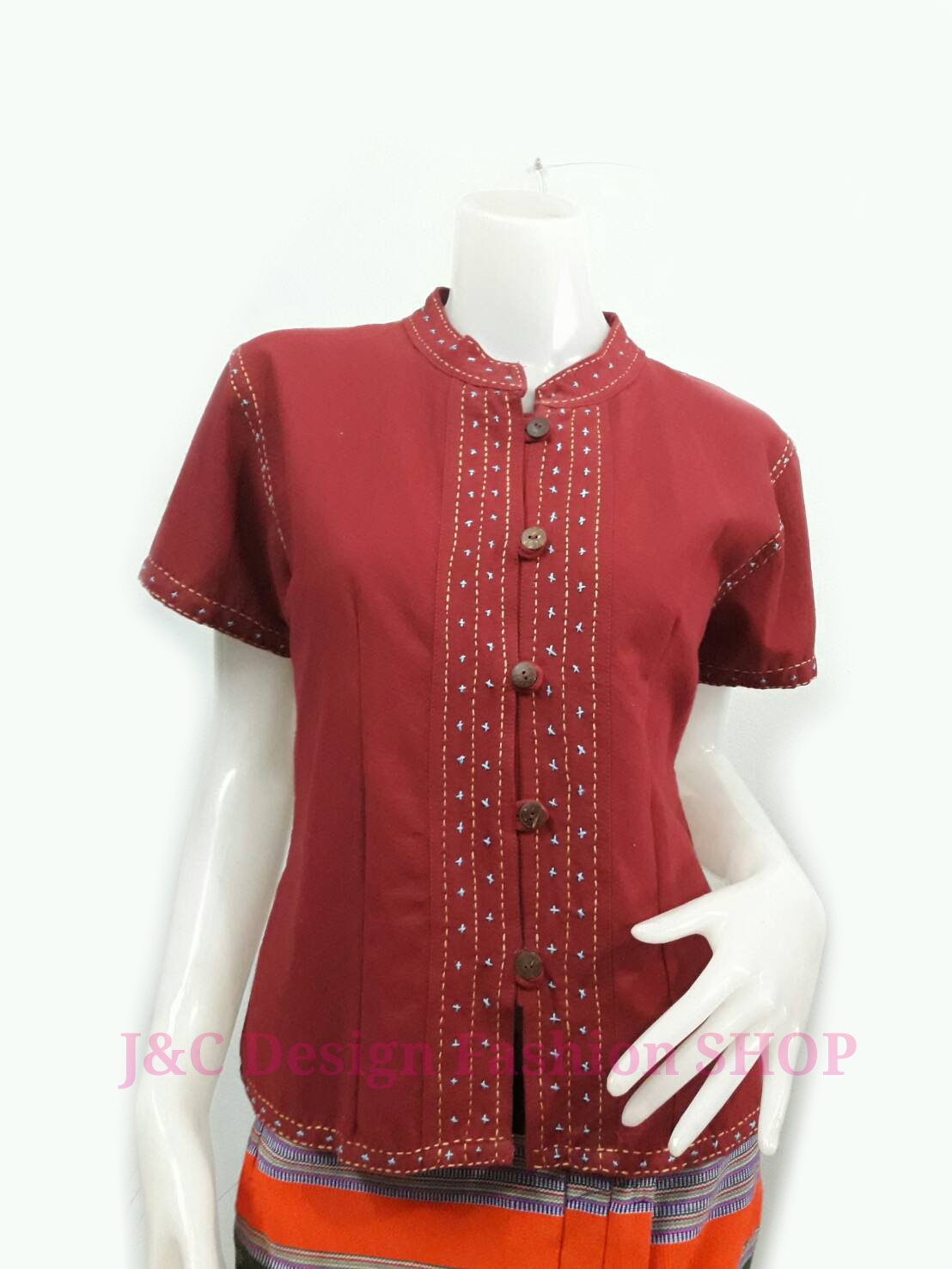 เสื้อผ้าฝ้ายไทยพื้นเมืองสีเลือดนก เสื้อผ้าฝ้ายสีอิฐ เสื้อใส่ผ้าซิ่น เสื้อผ้าฝ้ายสีแดงเลือดนกคอจีนกระดุมผ้าหน้า