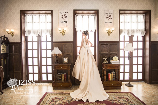 PW365 - **พร้อมส่งเฉพาะชุดผู้หญิงค่ะ** ชุดคู่ถ่ายพรีเวดดิ้ง (prewedding dress) & ชุดแต่งงานแฟนซี (Fancy wedding dress)ชายหญิง "ธีมสีขาวครีม-ดำ"