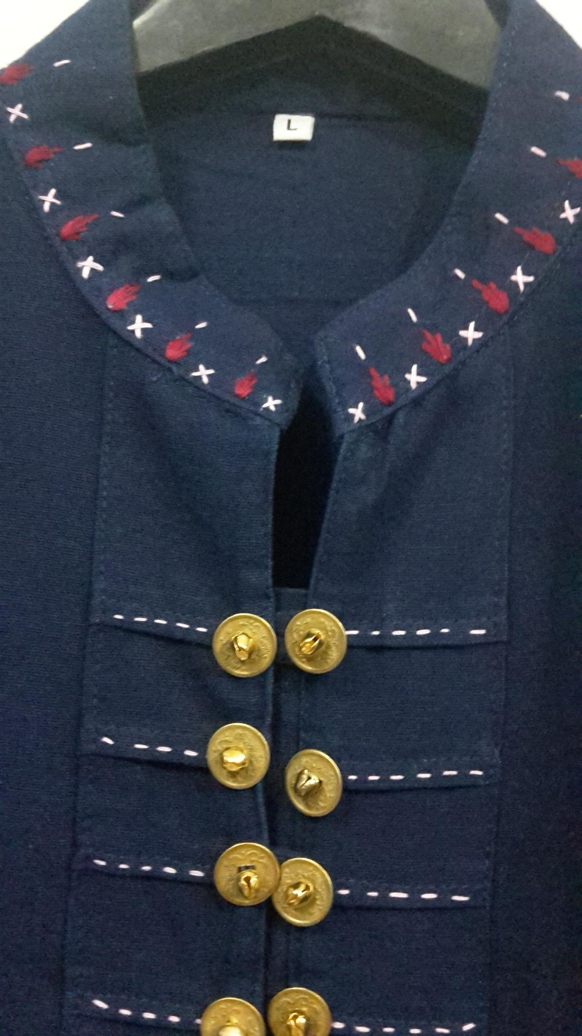 เสื้อชายผ้าฝ้าย เสื้อชายผ้าไทย เสื้อผ้าฝ้ายภูไท เสื้อผ้าฝ้ายสีกรมท่าแต่งผ้า ปักดอกด้นมือแต่งเหรียญ