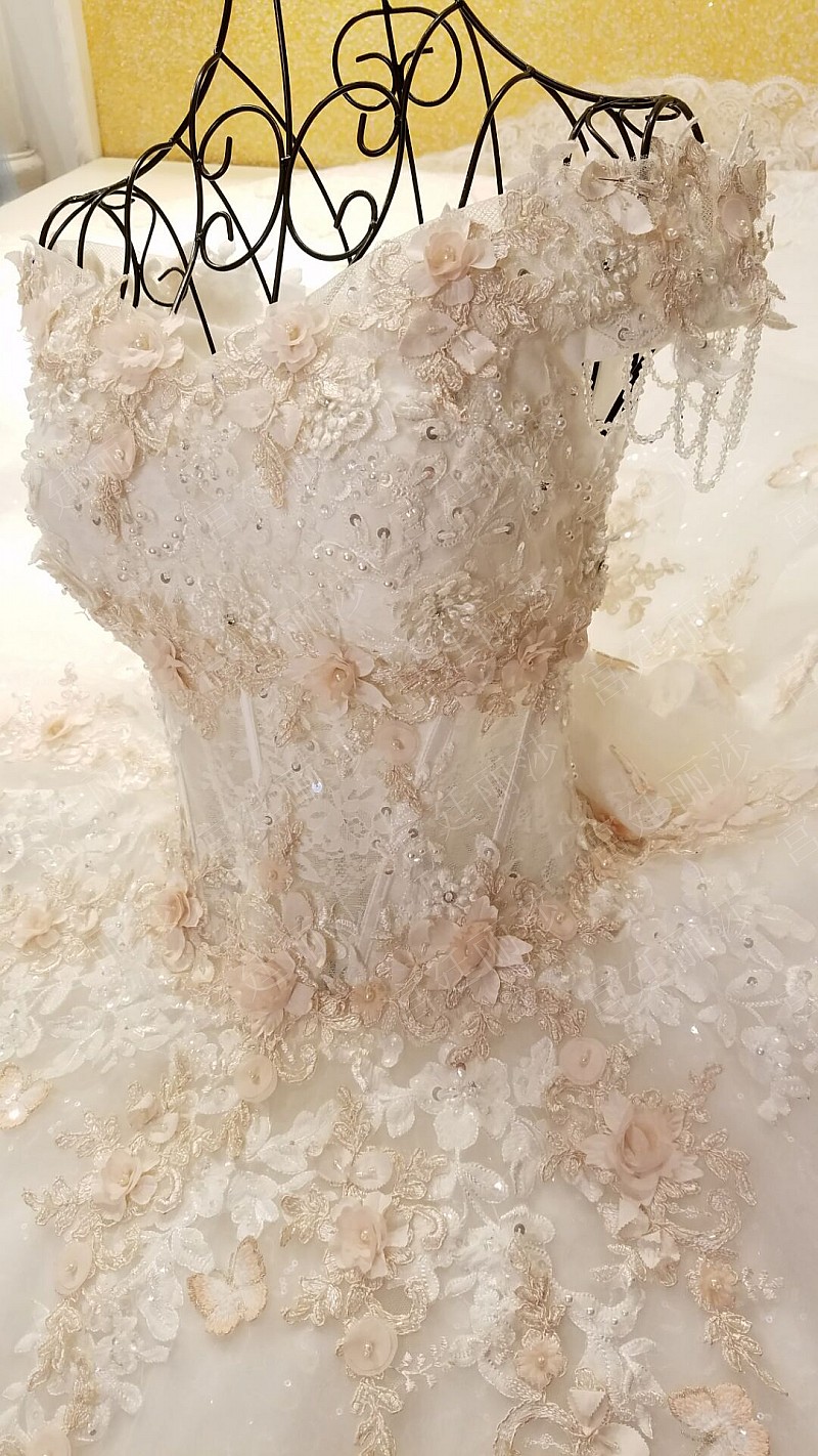 BRL039 **เลิกผลิต**ชุดแต่งงานหรูหราประดับดอกไม้ผสมเพชรและคริสตัล สวยงามดุจเจ้าหญิง