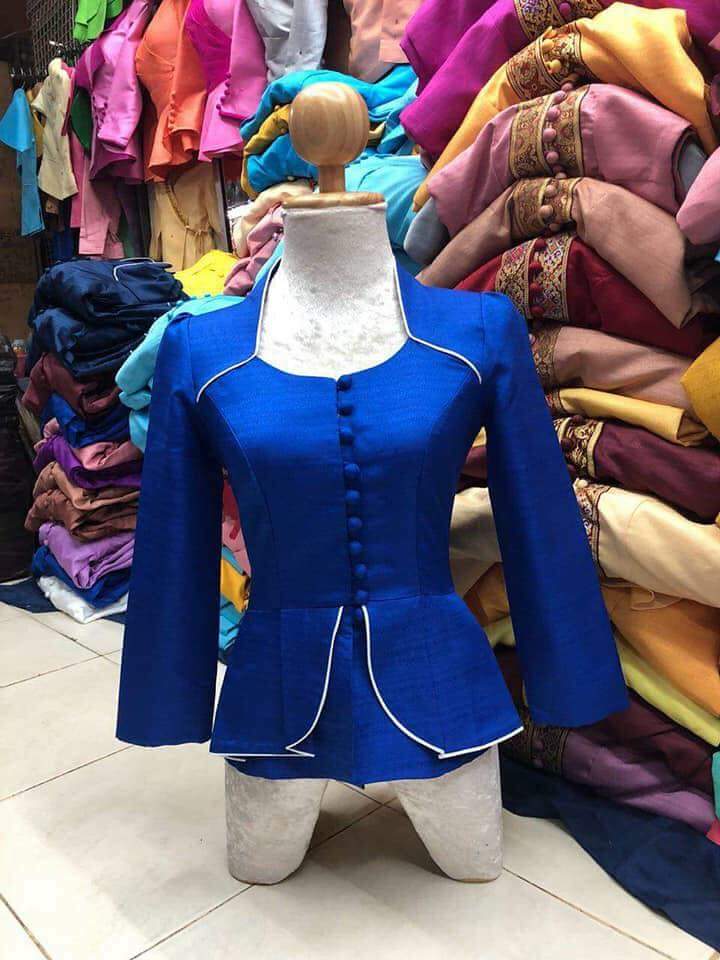 #เสื้อผ้าไทยพื้นเมืองสีน้ำเงิน #เสื้อผ้าไหมลาวสีน้ำเงิน #เสื้อผ้าไหมอินเดียแต่งกุ้นขาวแต่งเอวระบาย #เสื้อผ้าไหมอินเดียสีน้ำเงิน