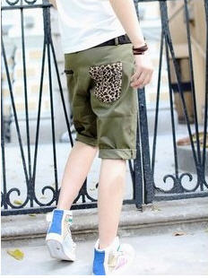 กางเกงขาสั้นแฟชั่นพร้อมส่ง สีเขียว มีกระเป๋าข้าง แต่งลายเสือกระเป๋าหลัง ใส่เที่ยว สบายๆ เท่ห์ๆ ชิลๆ