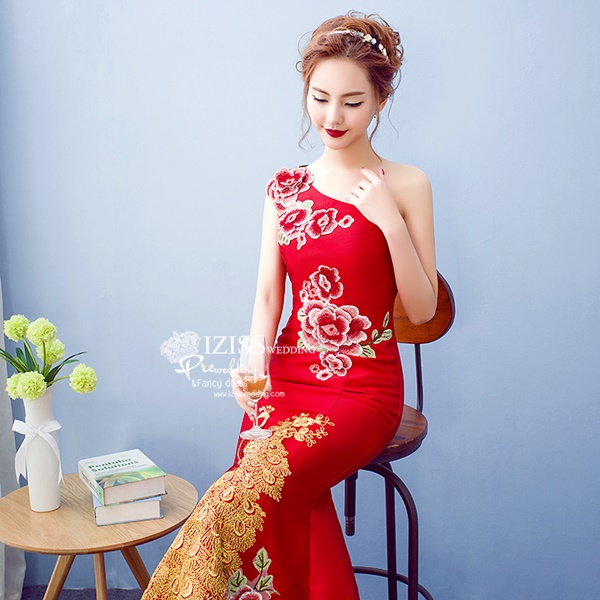 PW504 - **พรีออเดอร์** ชุดกี่เพ้าสีแดงไหล่เฉียงประดับดอกไม้ ชุดยกน้ำชา ชุดคู่ถ่ายพรีเวดดิ้ง (prewedding dress) & ชุดแต่งงานแฟนซี (Fancy wedding dress)ชายหญิง "ธีมสีแดง"