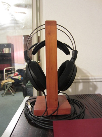 ขาย FiiO HS1 ขาไม้ตั้งหูฟังสุดเดิ้ล มาพร้อมกระเป๋าใส่ Headphone ปกป้องหูฟังตัวโปรดของคุณในราคาเบาๆ