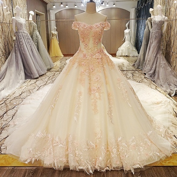 BRL078 **พรีออเดอร์**ชุดแต่งงานสีส้มหรูหราประดับดอกไม้ผสมเพชรและคริสตัล สวยงามดุจเจ้าหญิง