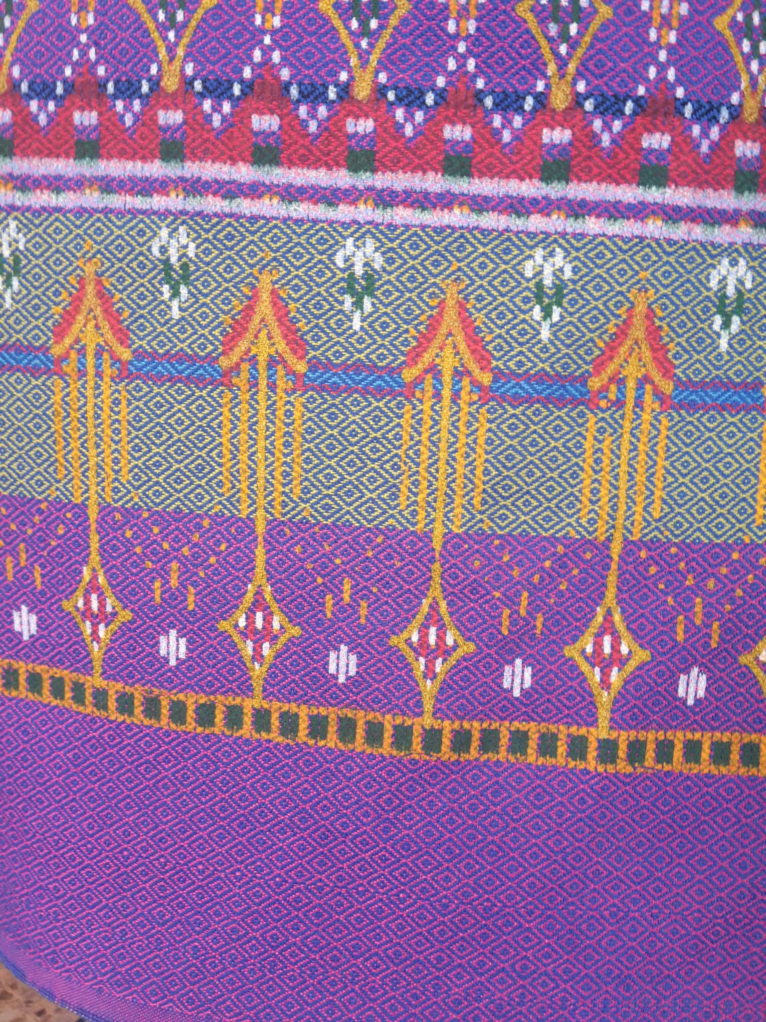 ผ้าซิ่นสำเร็จรูปผ้าซิ่นผ้าฝ้าย แบบป้ายแต่งจีบกระดุมปั้มลายเทพพนม ผ้าซิ่นตัดสำเร็จลายเทพพนมสีม่วง