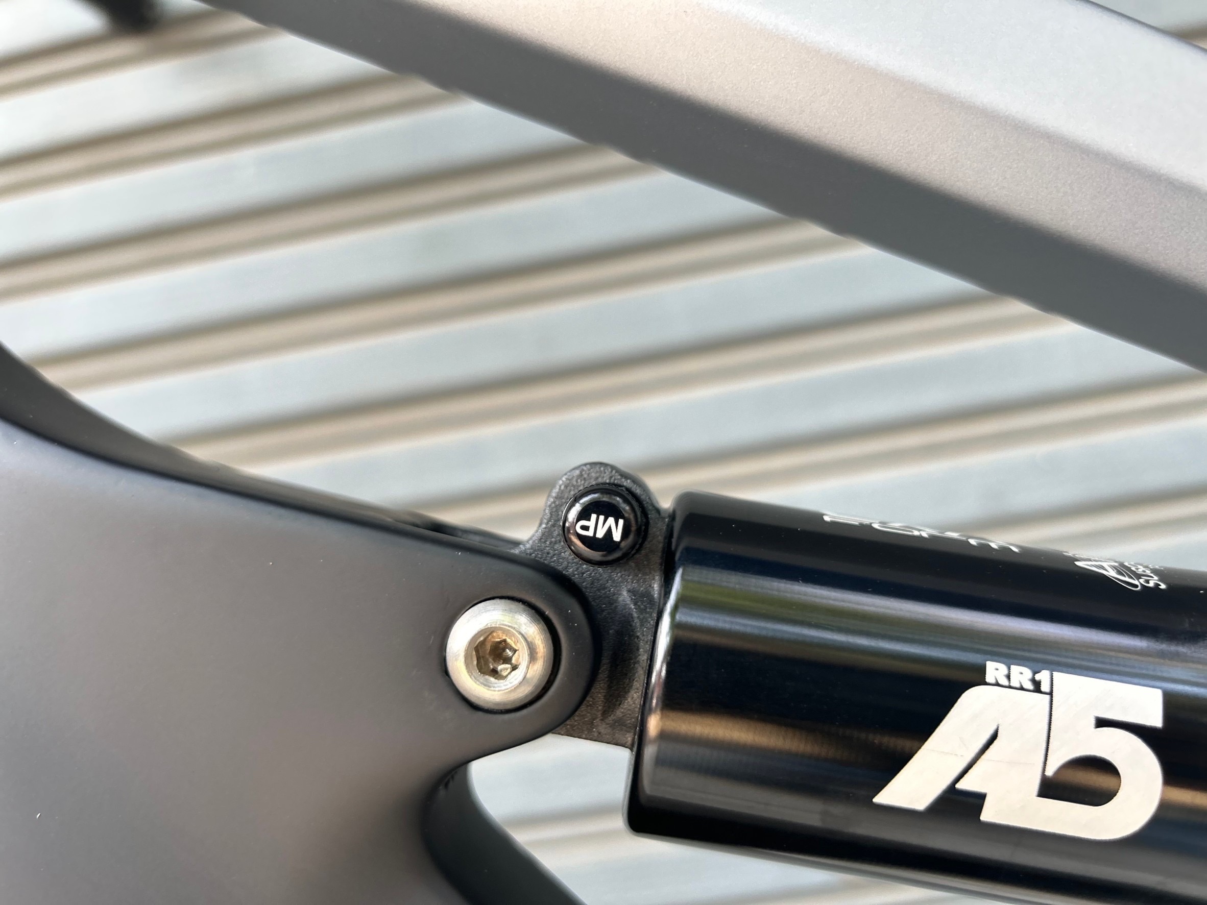 JAVA : 𝗦𝗔𝗟𝗧𝗔𝗙𝗢𝗦𝗦𝗜 𝗖𝗮𝗿𝗯𝗼𝗻 จักรยานเสือภูเขา Full-Suspension เฟรมคาร์บอน เกียร์ Shimano Deore 12 สปีด ดิสน้ำมัน