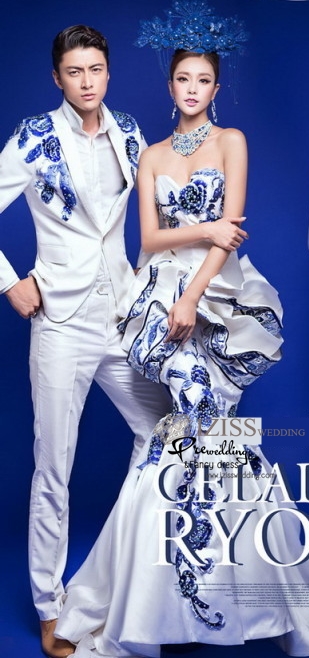 PW376 - **พรีออเดอร์**ชุดจีนสีน้ำเงินสไตล์โมเดริ์น ชุดคู่ถ่ายพรีเวดดิ้ง (prewedding dress) & ชุดแต่งงานแฟนซี (Fancy wedding dress)ชายหญิง "ธีมสีน้ำเงินขาว"