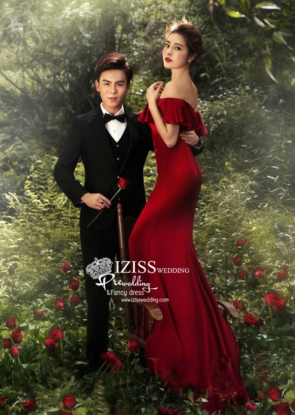PW594 - **พรีออเดอร์ค่ะ** ชุดราตรีสีแดง เสื้อสูทผู้ชายสีดำ ชุดคู่ถ่ายพรีเวดดิ้ง (prewedding dress) & ชุดแต่งงานแฟนซี (Fancy wedding dress)ชายหญิง "ธีมสีแดง ดำ"