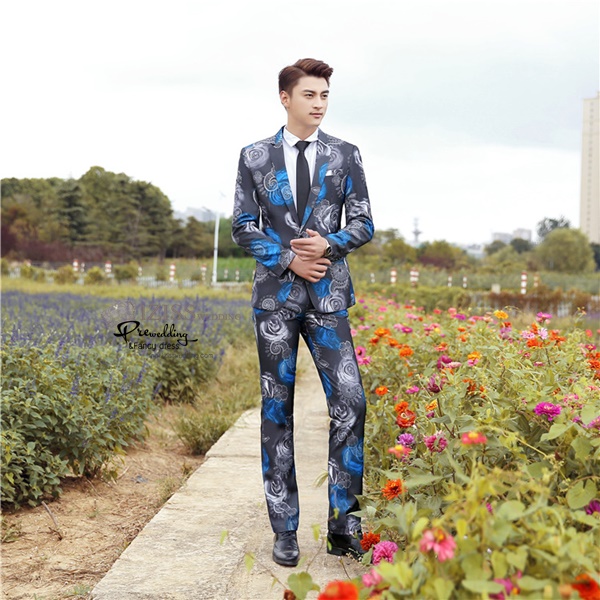 ST105- **พรีออเดอร์**สูทแฟนซีผู้ชายสีดำหม่นลายดอกไม้ พร้อมกางเกง ชุดสูทเจ้าบ่าว สูทแฟนซี ถ่ายพรีเวดดิ้ง & ชุดแต่งงานแฟนซี (Fancy wedding dress) สูทผู้ชายสีดำหม่นลายดอกไม้สีฟ้าขาว