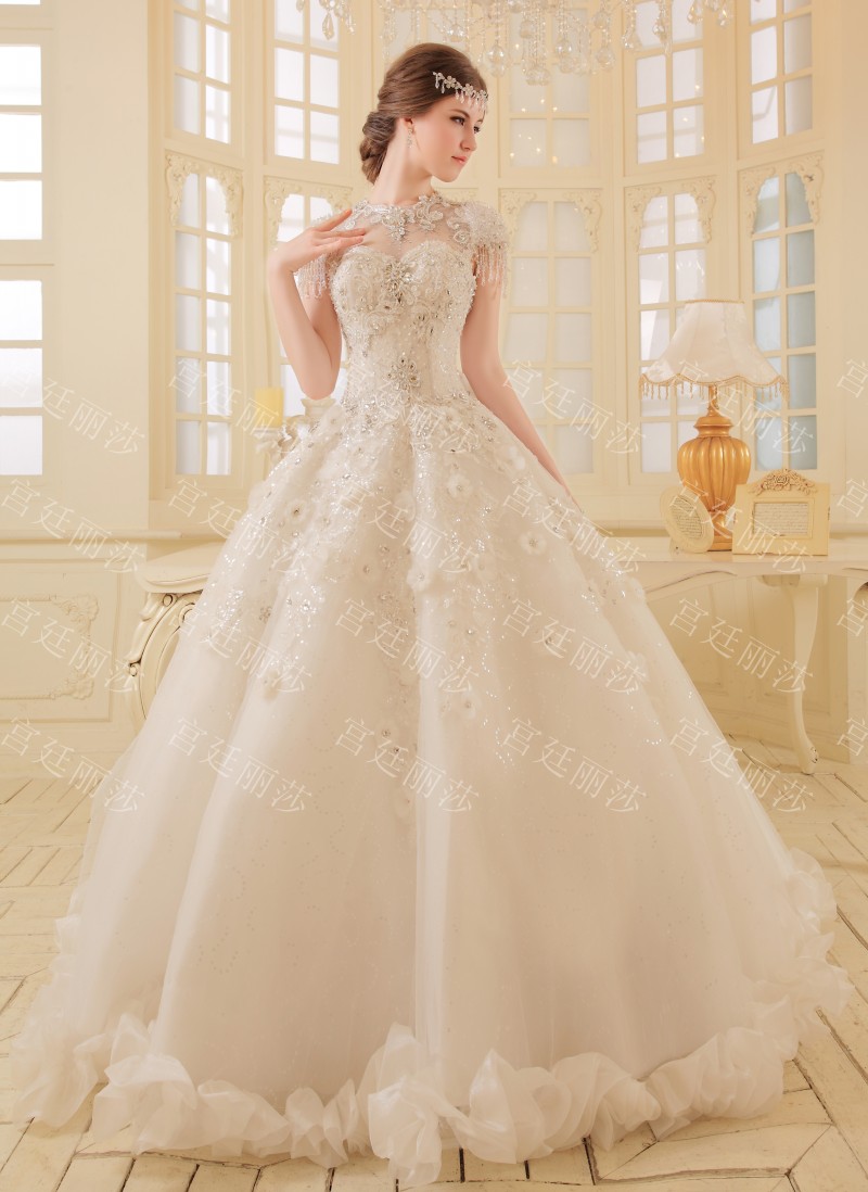 BRL047 **พรีออเดอร์**ชุดแต่งงานหรูหราประดับดอกไม้ผสมเพชรและคริสตัล สวยงามดุจเจ้าหญิง