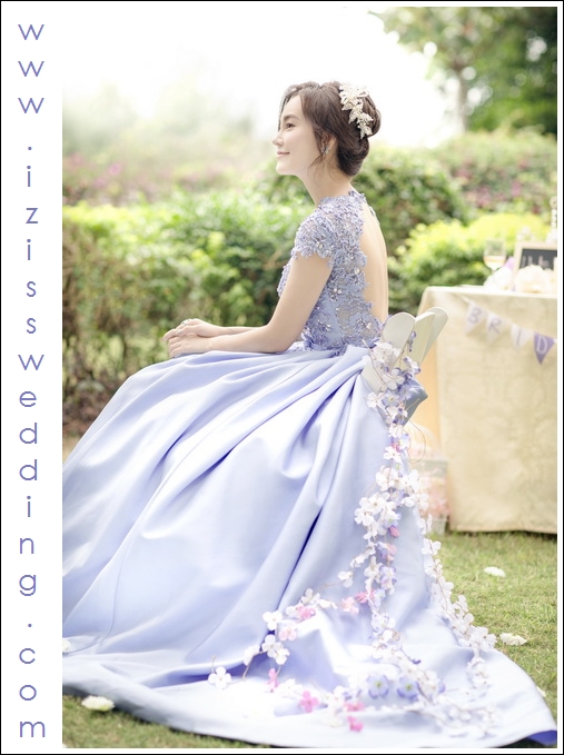 PW334 - **พร้อมส่งเฉพาะชุดผู้หญิงค่ะ** ชุดคู่ถ่ายพรีเวดดิ้ง (prewedding dress) & ชุดแต่งงานแฟนซี (Fancy wedding dress)ชายหญิง "ธีมชุดเจ้าสาวสีม่วง-ขาว"
