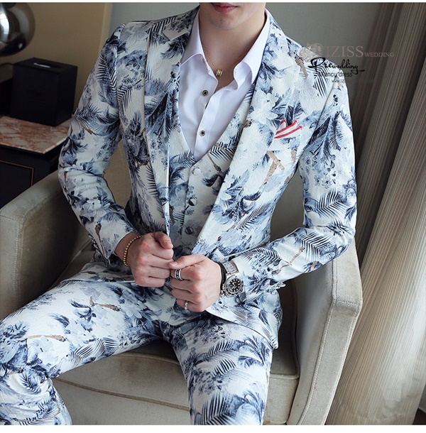 ST121- **พรีออเดอร์**สูทแฟนซีผู้ชายสีขาวลายใบไม้ แขนยาว พร้อมกางเกง ชุดสูทเจ้าบ่าว สูทแฟนซี ถ่ายพรีเวดดิ้ง & ชุดแต่งงานแฟนซี (Fancy wedding dress) สูทผู้ชายสีขาวลายใบไม้