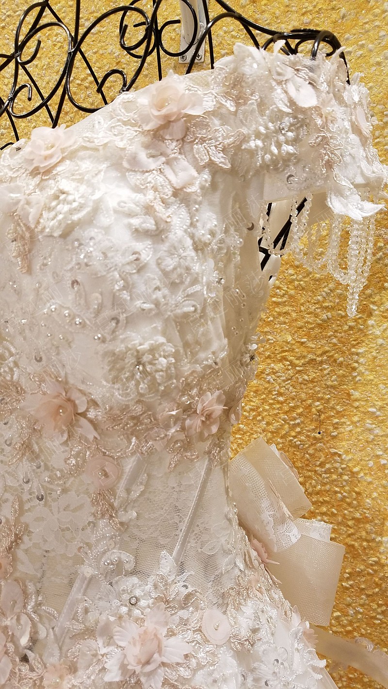 BRL039 **เลิกผลิต**ชุดแต่งงานหรูหราประดับดอกไม้ผสมเพชรและคริสตัล สวยงามดุจเจ้าหญิง