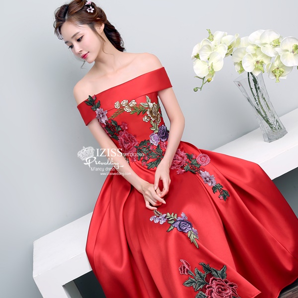 PW541 - **พรีออเดอร์ค่ะ พรีออเดอร์มี 5 สีทั้งสั้น+ยาวค่ะ สีแดง แดงไวน์ เขียว น้ำเงินและม่วงค่ะ** ชุดกี่เพ้าสั้นสีแดง ชุดยกน้ำชา ชุดคู่ถ่ายพรีเวดดิ้ง (prewedding dress) & ชุดแต่งงานแฟนซี (Fancy wedding dress)ชายหญิง "ธีมสีแดง"