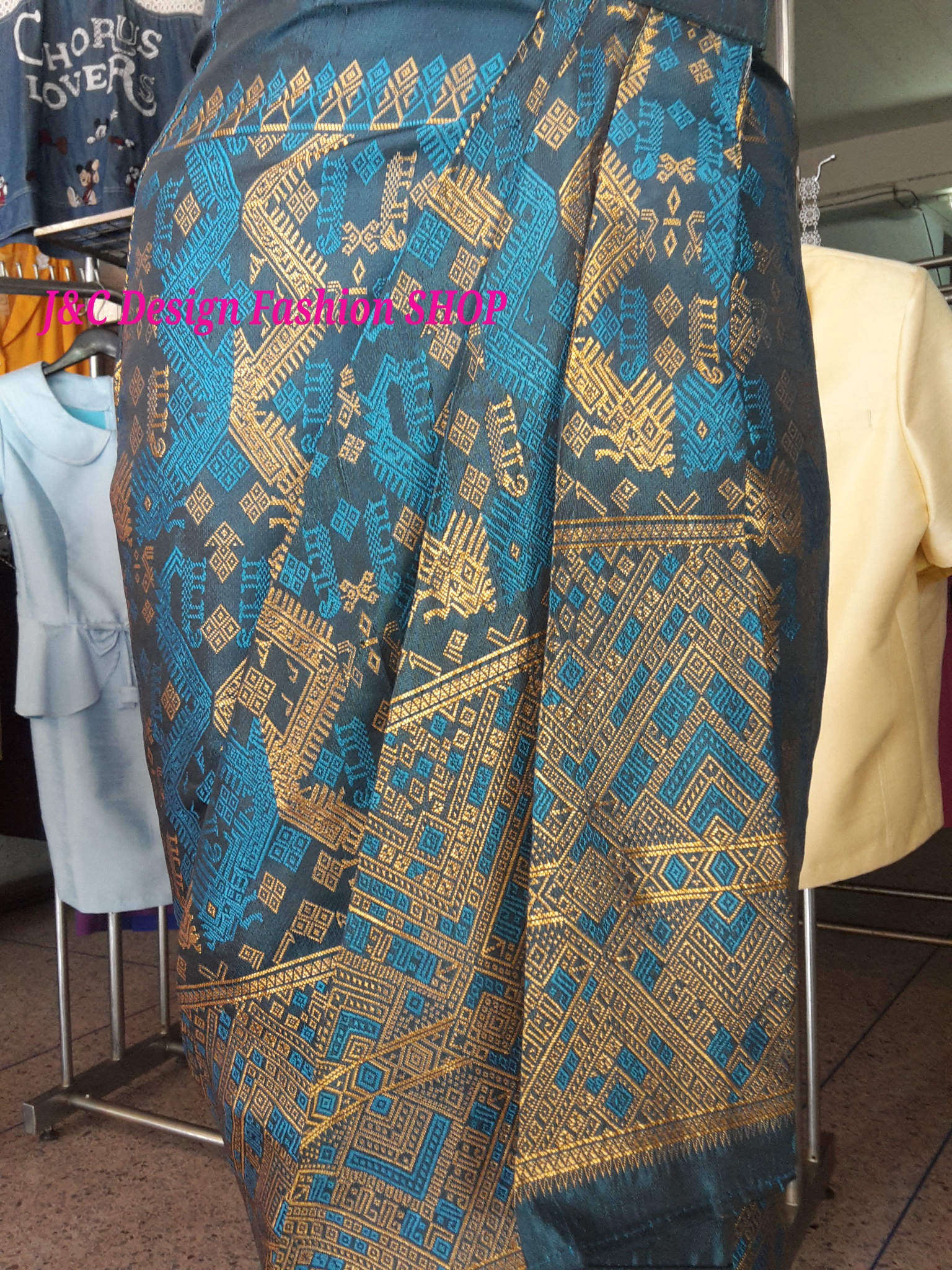 ผ้าถุงไหมลาวสำเร็จรูปแต่งเกล็ดหรูเรียบน่ารัก กระโปรงผ้าไทยไหมขิดลาวไฮโซ แบบจับเดปป้ายเลื่อนตะขอ สีฟ้าอมเขียวเมทอลลิค