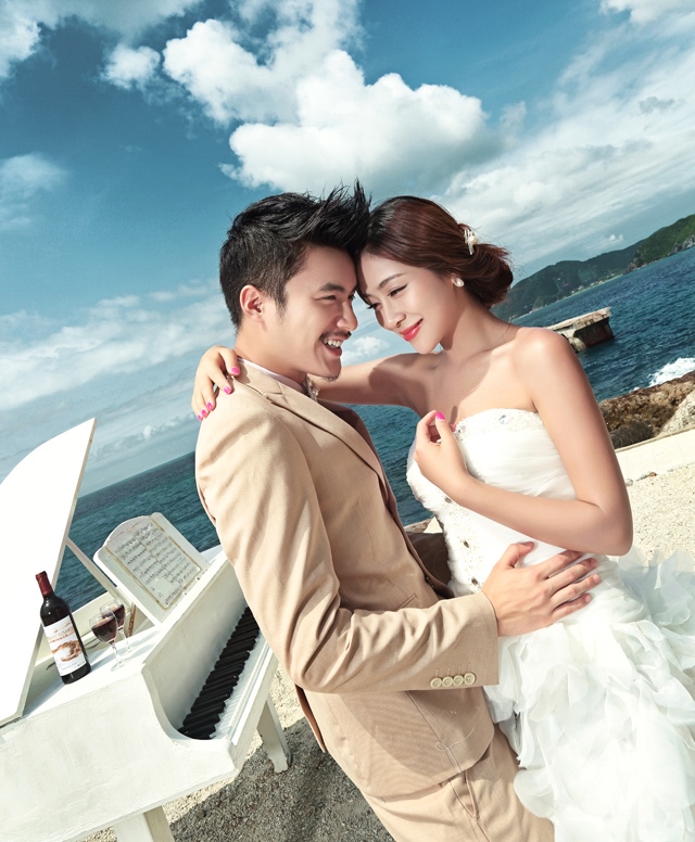 PW402- **พรีออเดอร์**ชุดคู่ถ่ายพรีเวดดิ้ง (prewedding dress) & ชุดแต่งงานแฟนซี (Fancy wedding dress)ชายหญิงสไตล์เจ้าชายเจ้าหญิง "ธีมสีน้ำเงิน"