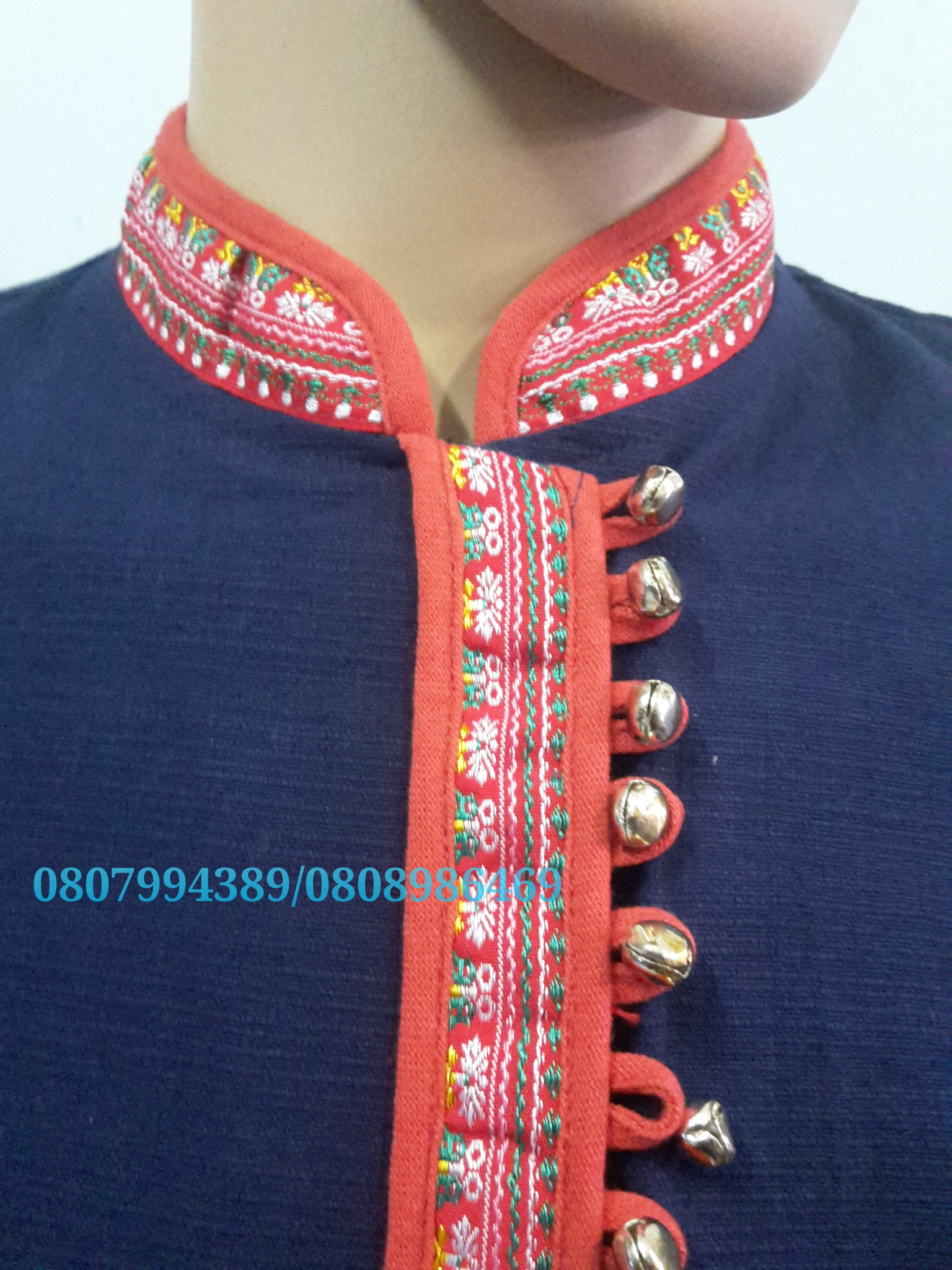 เสื้อผ้าไทยผ้าพื้นเมืองสีครามสไตน์อิสาน เสื้อผ้าฝ้ายแต่งผ้าขลิบลายและปักผ้า เสื้อผ้าพื้นเมืองแต่งแถบกุ้นสไตน์อิสาน