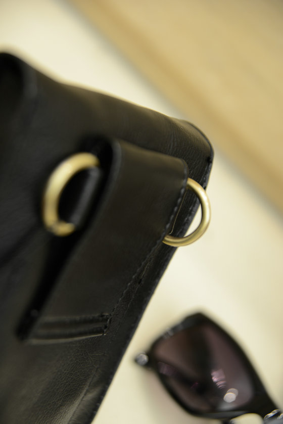 กระเป๋าแฟชั่น กระเป๋าสะพายไหล่ พร้อมส่ง หนังสีดำเรียบ ปรับสายได้ ใบเล็ก