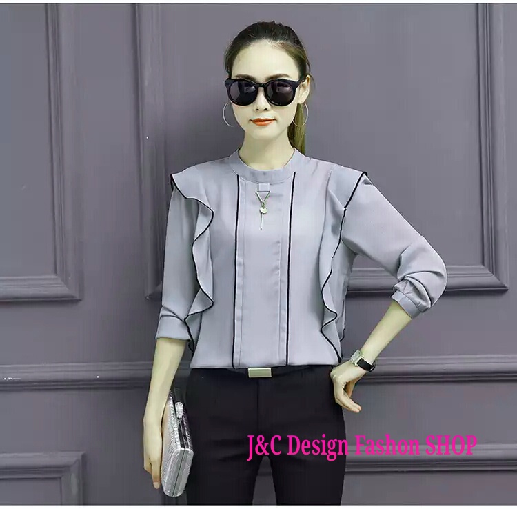 เสื้อผ้าชีฟองสีเทาแต่งห่วงโลหะ เสื้อชีฟองแต่งเกล็ดระบายด้านหน้าแต่งระบายข้างกุ้นดำ เสื้อทำงานเกาหลี เสื้อเกาหลีสมัครงาน ชุดสมัครงานเกาหลี เสื้อลูกไม้ใส่กับผ้าถุง เสื้อลูกไม้ใส่กับผ้าซิ่น