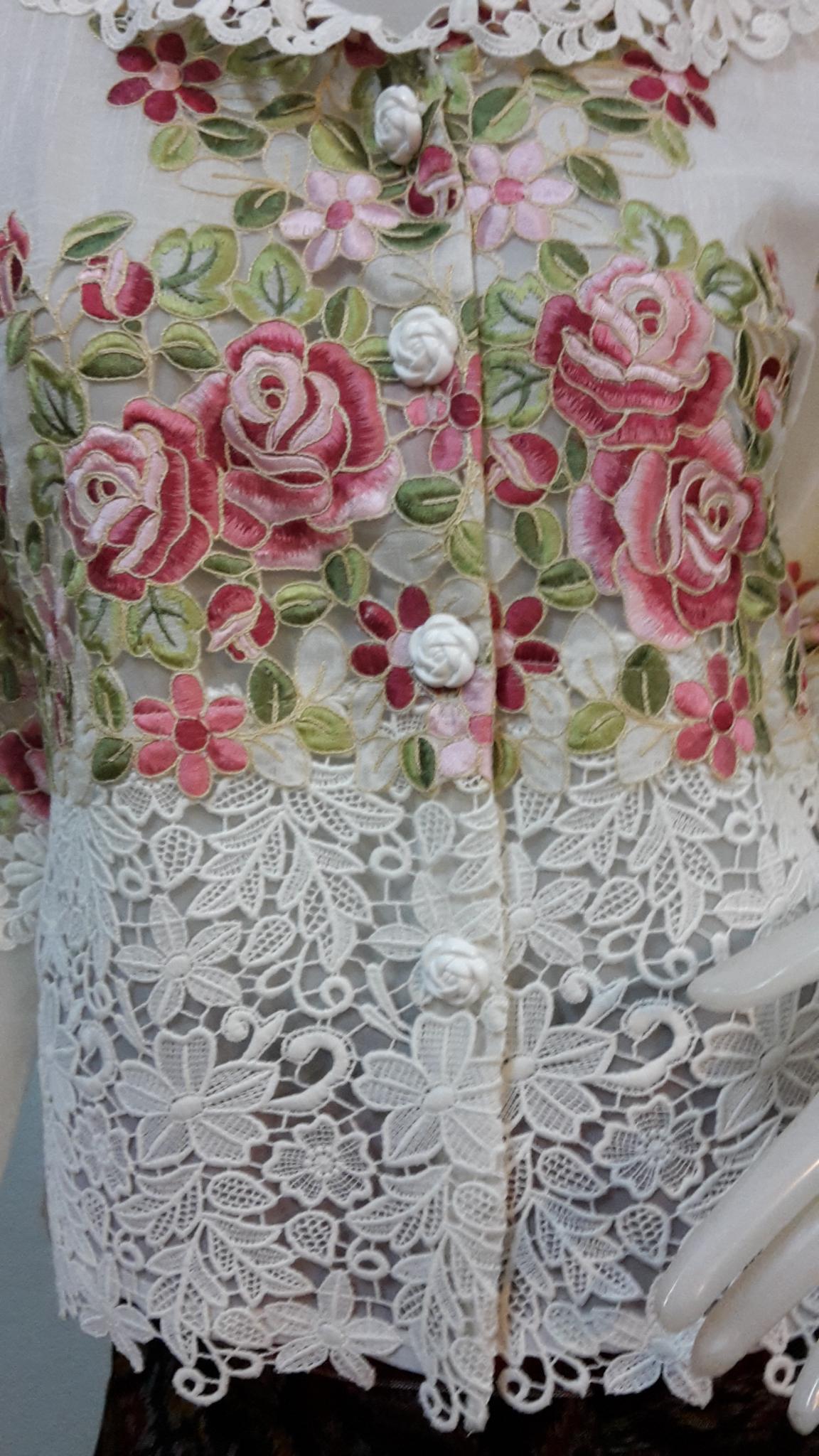 เสื้อลินินสีขาวแต่งลูกไม้ฉลุ เสื้อผ้าไทยทูโทนสีขาวน่ารัก จับแมทเสื้อผ้าได้ง่ายทั้งกางเกง กางเกง หรือผ้าถุงไทย