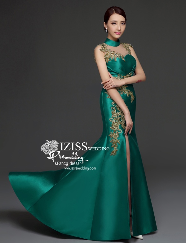 PW526 - **พรีออเดอร์** ชุดกี่เพ้าสีเขียวประดับดอกไม้เพชรพลอย ชุดยกน้ำชา ชุดคู่ถ่ายพรีเวดดิ้ง (prewedding dress) & ชุดแต่งงานแฟนซี (Fancy wedding dress)ชายหญิง "ธีมสีเขียว"