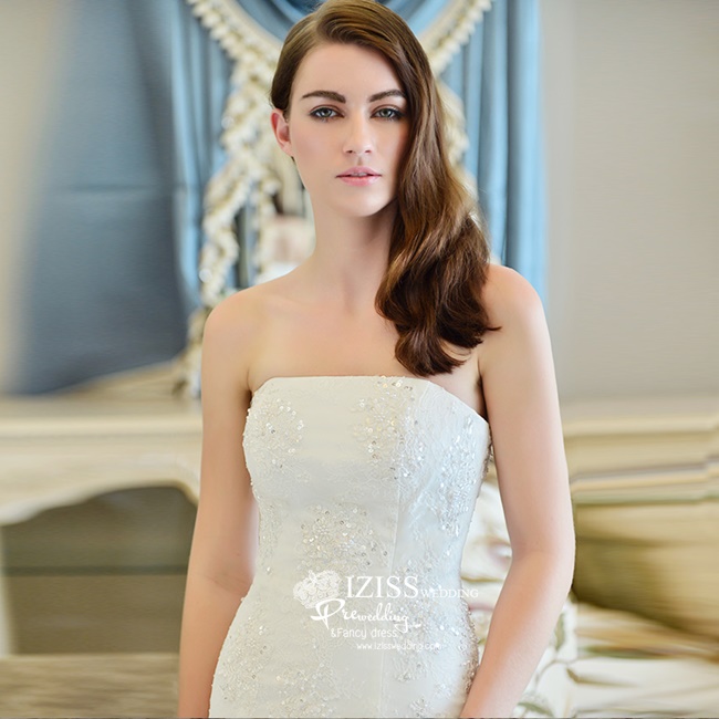 BRL061 **พรีออเดอร์**ชุดแต่งงานสีขาวหรูหราประดับดอกไม้ผสมเพชรและคริสตัล สวยงามดุจเจ้าหญิง