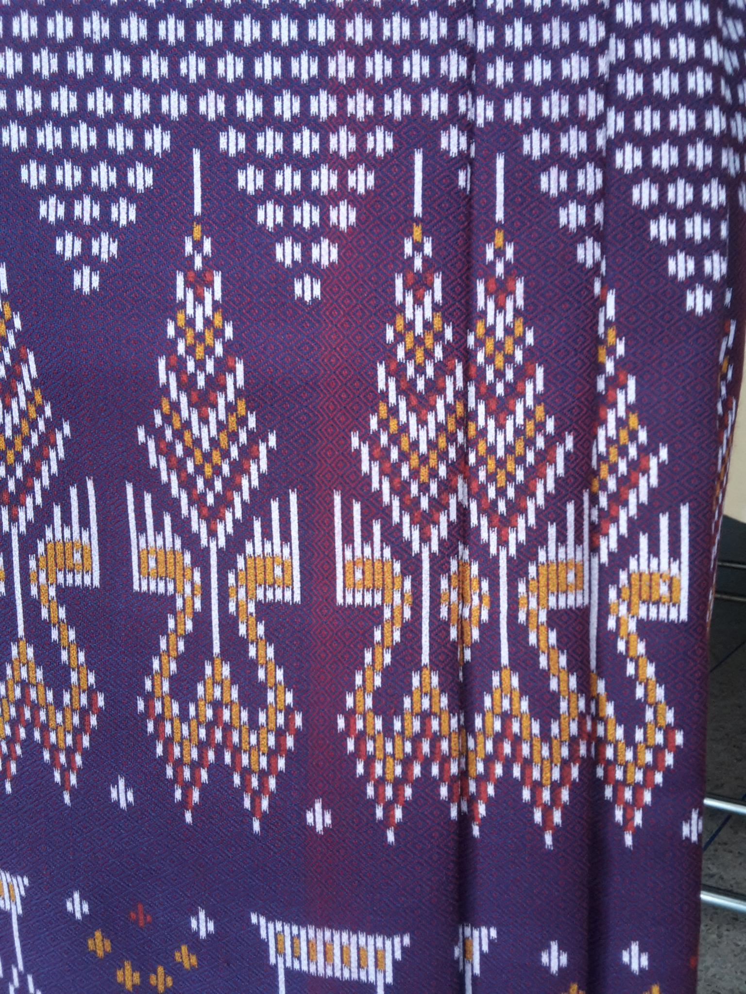 ผ้าซิ่นสำเร็จรูปผ้าซิ่นผ้าฝ้าย แบบป้ายแต่ง 3 จีบกระดุมกระลา ผ้าถุงสำเร็จรูปสีน้ำม่วงอมแดง ผ้ามัดหมี่ตีนแดงสำเร็จสำเร็จรูป