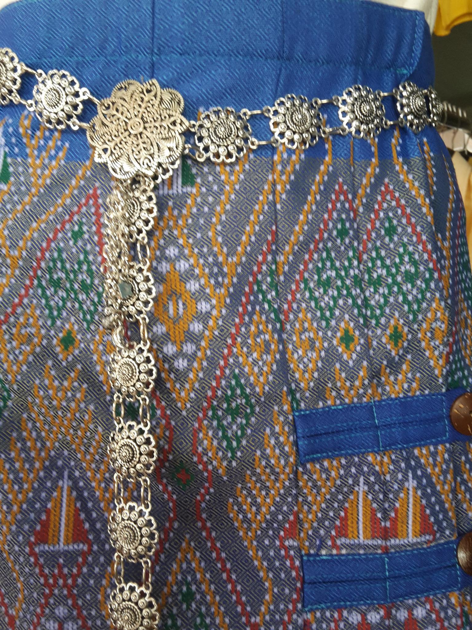 ผ้าซิ่นสำเร็จรูปผ้าซิ่นผ้าฝ้ายสีฟ้า แบบป้ายแต่ง 3 จีบกระดุมกระลา ผ้าถุงสำเร็จรูปสีฟ้า ผ้ามัดหมี่แพรวาสำเร็จสำเร็จรูป