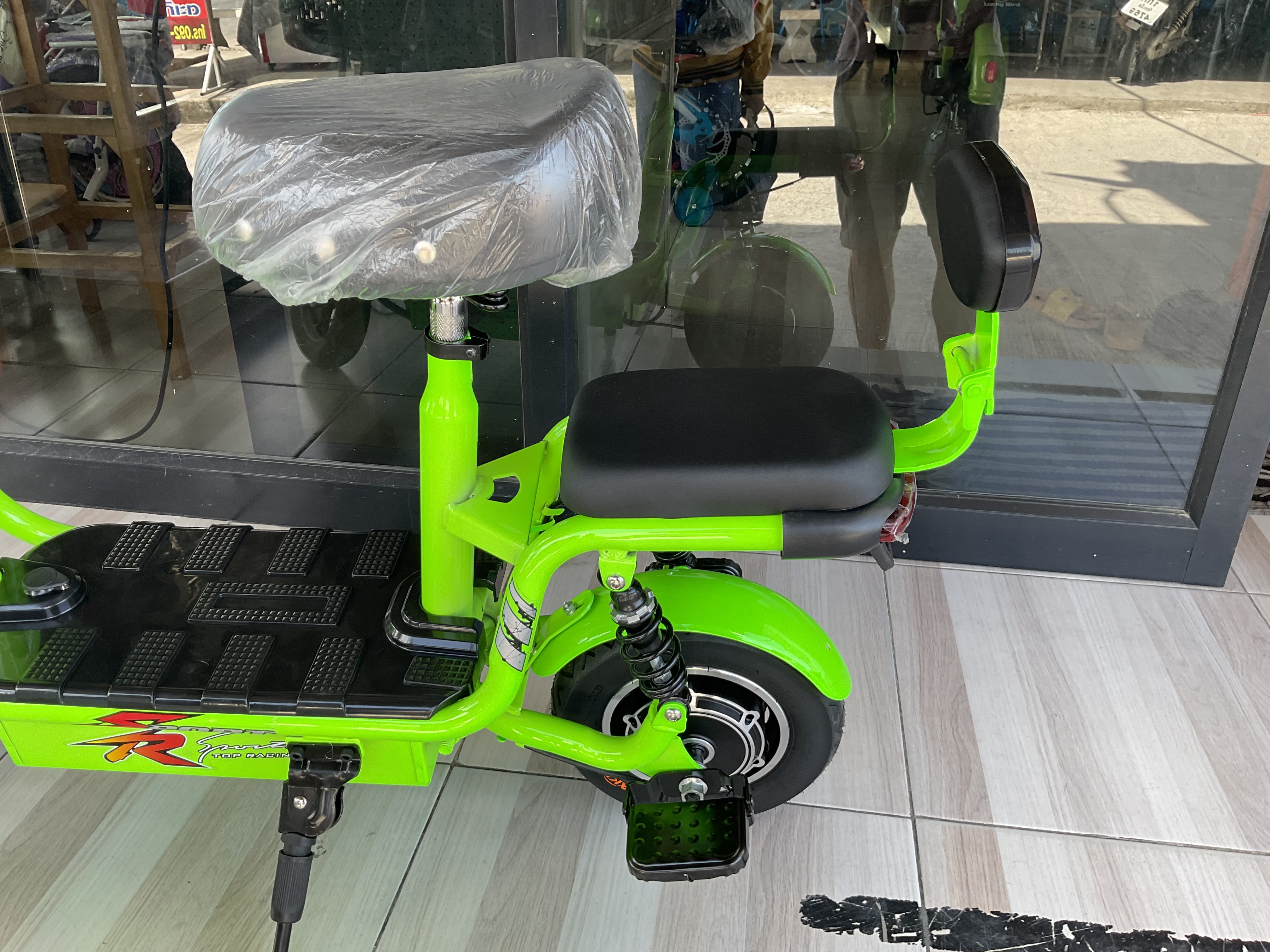 สกู๊ตเตอร์ไฟฟ้า 36v 350w ล้อ 10 นิ้ว ยางลม แบต 3 ก้อน ความเร็ว 25 กม./ชม. มีที่นั่งซ้อนท้าย