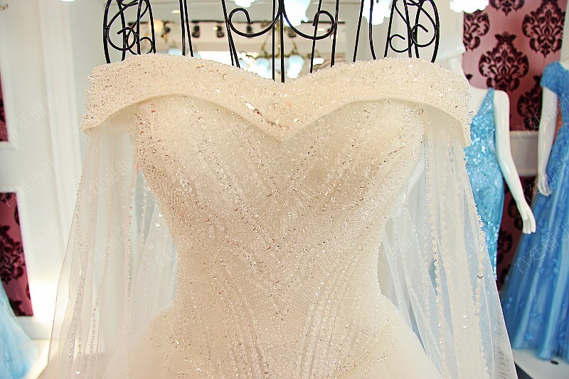 BRL021 **พรีออเดอร์**ชุดแต่งงานหรูหราประดับดอกไม้ผสมเพชรและคริสตัล สวยงามดุจเจ้าหญิง