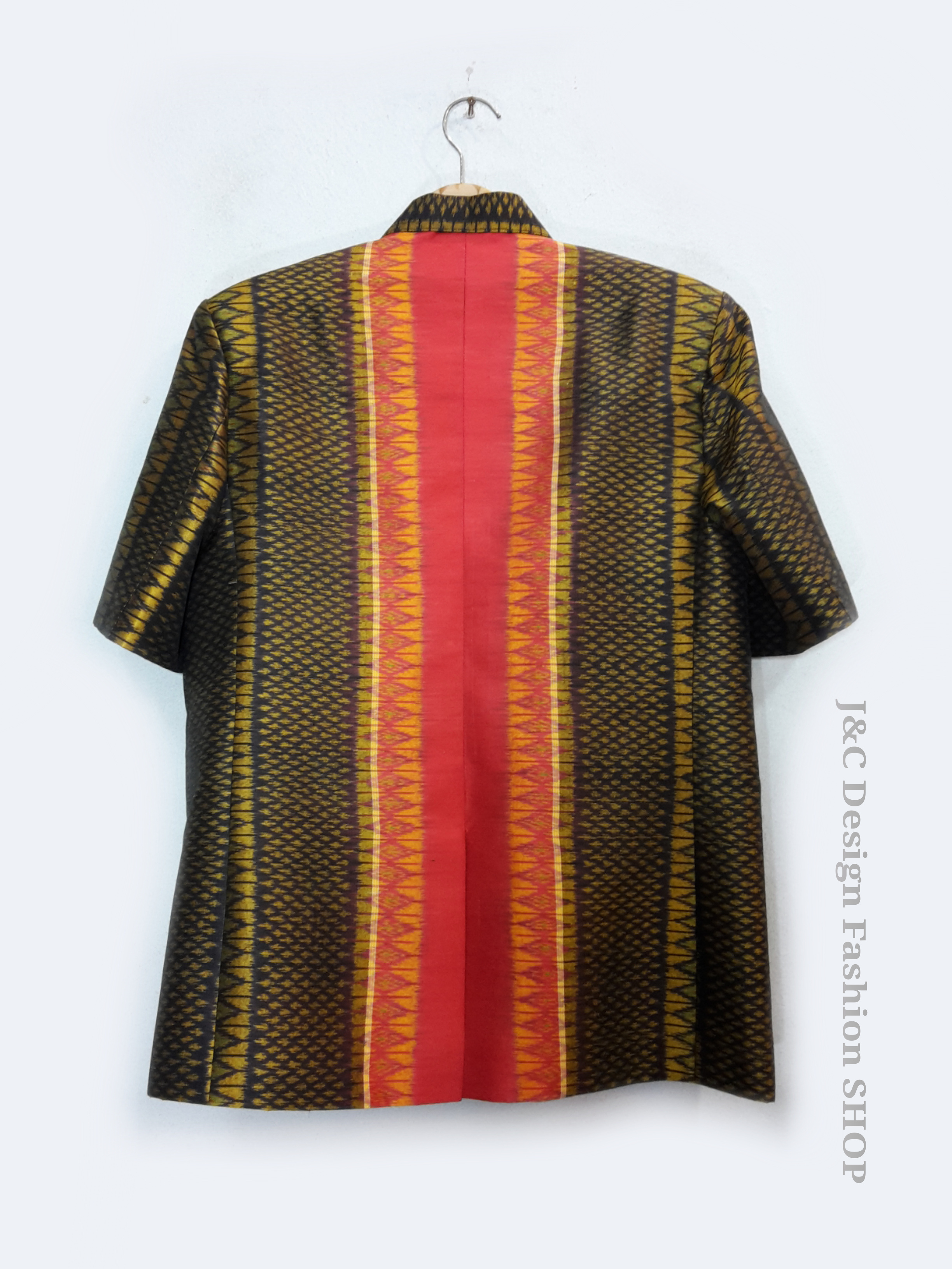 เสื้อสูทชายไหมแท้มัดหมี่ตีนแดง เสื้อสูทชายไหมแท้บุรีรัมย์ สูทผ้าไทยชาย ซาฟารีผ้าไหมชาย สูทผ้าไหมมัดหมี่แท้สีแดงเลือดนกทอมือ5 สี