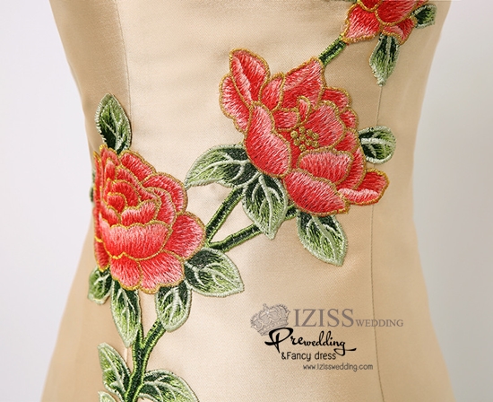 PW495 - **พร้อมส่งสีทอง สีแดงและสีฟ้าค่ะ** ชุดกี่เพ้าสีทอง ชุดคู่ถ่ายพรีเวดดิ้ง (prewedding dress) & ชุดแต่งงานแฟนซี (Fancy wedding dress)ชายหญิง "ธีมสีทอง"