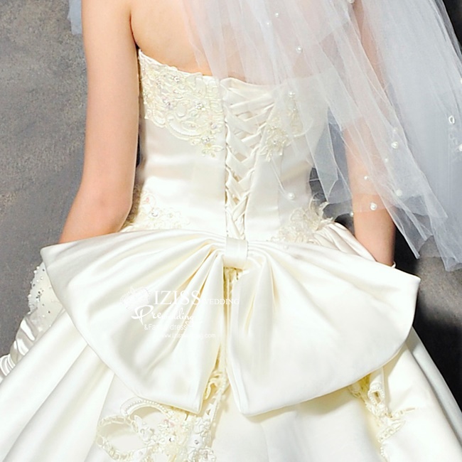 BRL057 **พรีออเดอร์**ชุดแต่งงานสีขาวหรูหราประดับดอกไม้ผสมเพชรและคริสตัล สวยงามดุจเจ้าหญิง