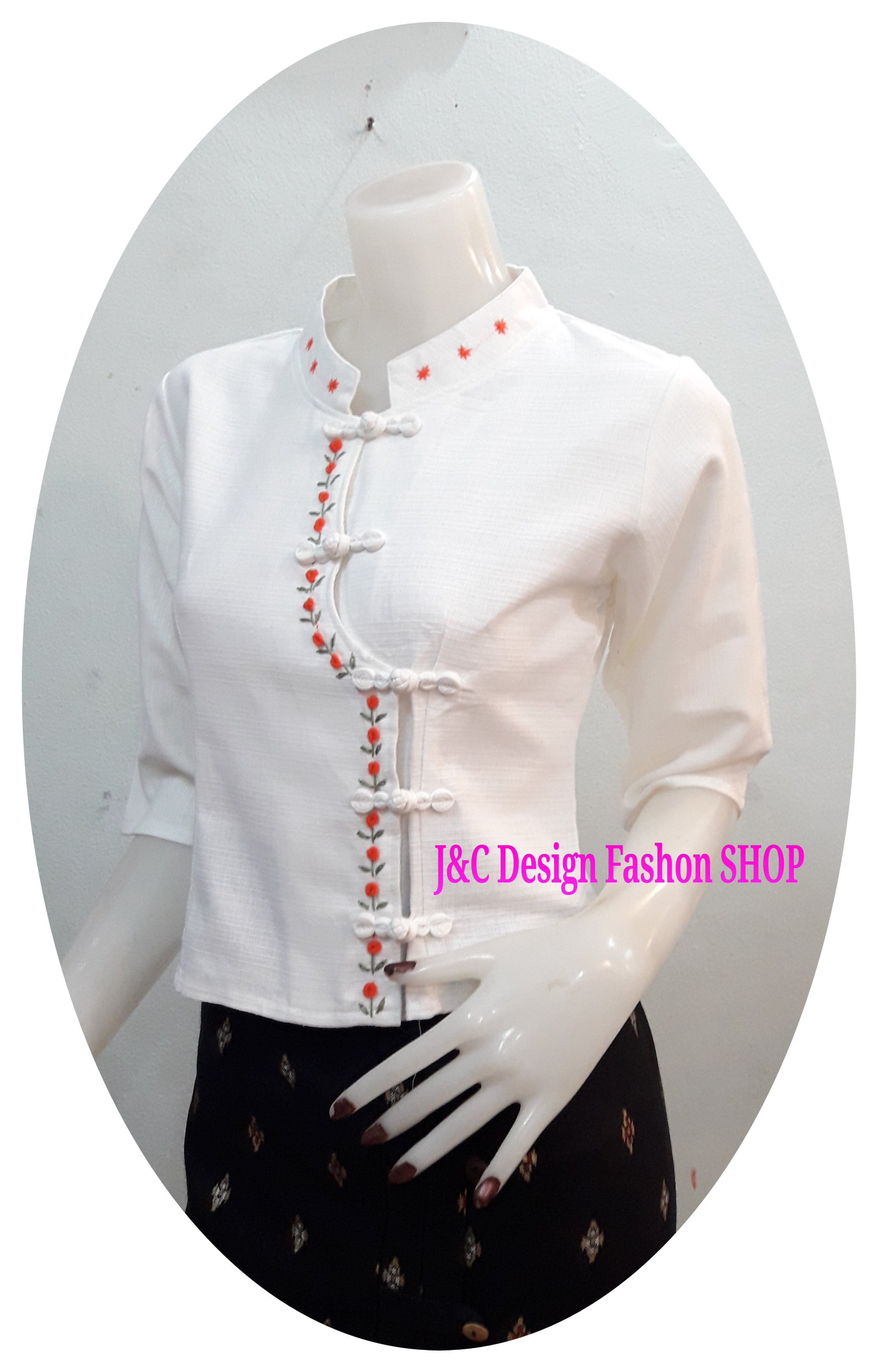 เสื้อผ้าไทยพื้นเมืองสีขาวแขนสามส่วน เสื้อผ้าฝ้ายสีขาวนวล เสื้อทำงานผ้าไทย เสื้อผ้าฝ้ายสีขาวปักดอกไม้เล็กน่ารัก