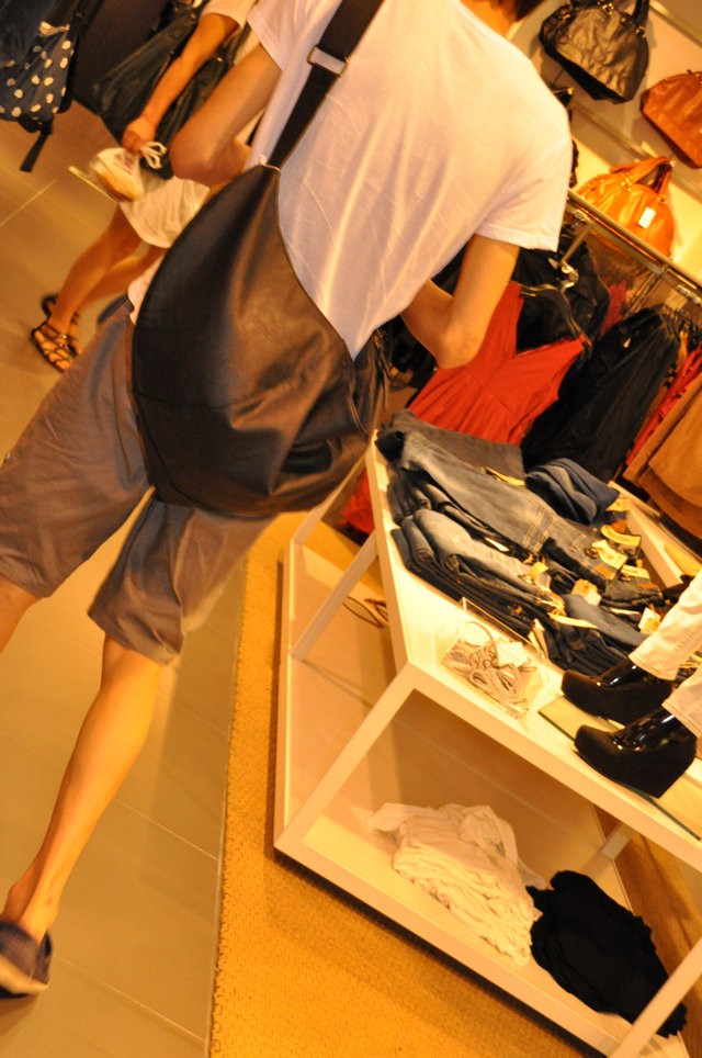 กระเป๋าแฟชั่น กระเป๋าสะพาย พร้อมส่ง หนังสีดำเรียบ สายยาว สะพายข้างก็ได้ สะพายหลังก็ได้ เท่ห์ได้