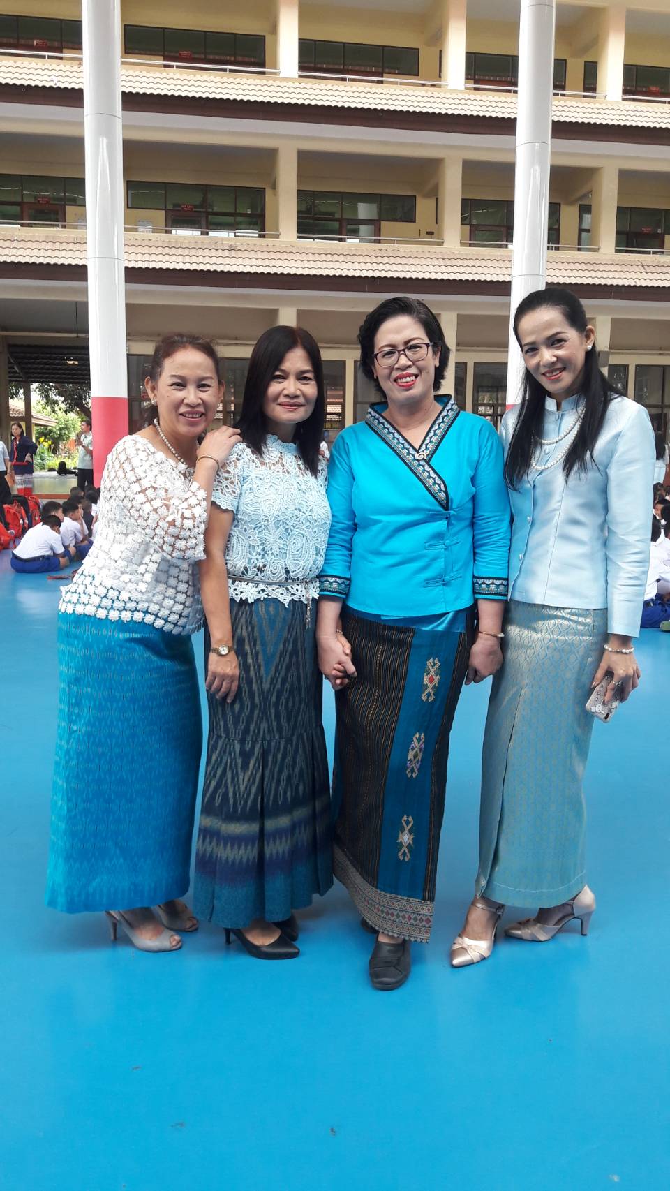 เสื้อผ้าไทยพื้นเมืองสีฟ้า #เสื้อผ้าฝ้ายสีฟ้า #เสื้อผ้าฝ้ายสีฟ้าแขนสามส่วนแต่งกุ้นสีฟ้าเทปคู่ #เสื้อภูไทยสีฟ้า